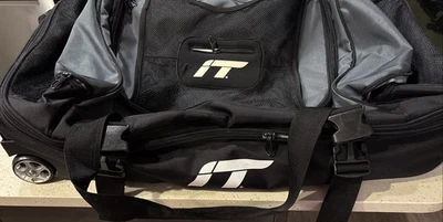 IT Luggage Trunk Duffel Rolling 2-Wheel 30" x 15 X 15 Very Good Clean Condition - Image 1 of 4