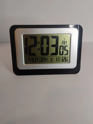 Reloj despertador de escritorio MainStays calendario digital atómico negro con temperatura, W88631 Foto 1 de 4