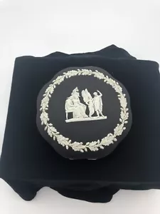 Wedgwood JASPERWARE Black Large Scalloped Candy Box & Lid England - Picture 1 of 6