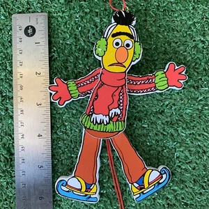 VINTAGE JIM HENSON SESAMSTRASSE BERT BEWEGLICHE SKATING-ORNAMENTE Zugschnur - Bild 1 von 6
