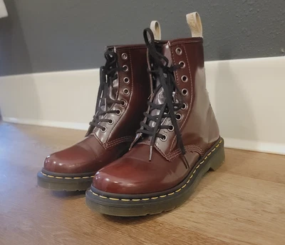Botas de combate Dr. Martens 24226 rojo granate, charol vegano para mujer talla 7 Air Wair Foto 1 de 4