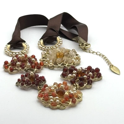 Colar Coldwater Creek aglomerado floral ouro trabalho aberto frisado fita de cetim marrom - Imagem 1 de 4