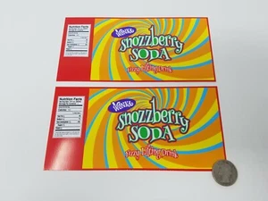 DOS grandes etiquetas de botellas de bebida de Willy Wonka Fizzy Lifting | Snozzberry Soda - Imagen 1 de 5