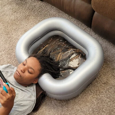 Lavabo inflable para lavar el cabello postrado en cama con champú Foto 1 de 4