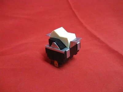 Interruptor balancim de montagem em painel McGill 4 pólos 4PST, 125-277-600 VAC, 17A - 2HP TRIFÁSICO - Imagem 1 de 4