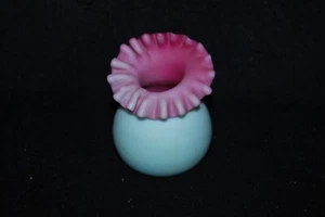 SCHÖNE VIKTORIANISCHE ROSA SATIN VASE MIT GERÜSCHTEM RAND 1880er - Bild 1 von 4