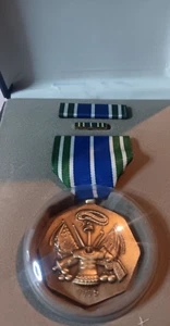 NOS US Military Army Achievement Medal w/Ribbon and Lapel Pin in Pres. Koffer - Bild 1 von 7