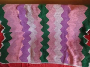 Vintage 70er 50x42" Überwurf Decke lila Oma Zick Zack Hippie Handarbeit - Bild 1 von 7