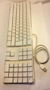 Genuine Apple Mac A1048 White Wired Full Size Keyboard English - x2 USB Ports - Afbeelding 1 van 7