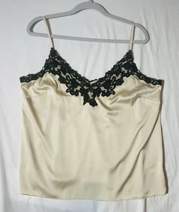 Cami Express Downtown Talla L Crema con Camisola Negra Bordada Cuello en V Satén - Imagen 1 de 7