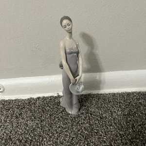 LLADRO Bridesmaid Figurine 5598 Purple Dress w/ Flowers MINT No Box 2007 - Picture 1 of 11