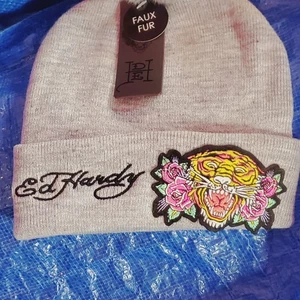 ED HARDY GRAUE BEANIE MÜTZE MIT PUFFBALL NEU MIT ETIKETT - Bild 1 von 3
