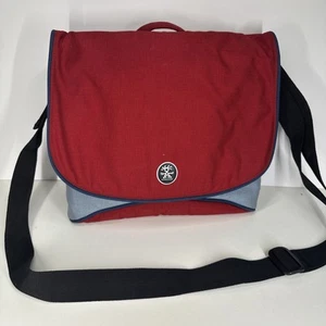Crumpler McBain’s Baby. M Laptop Kurier Umhängetasche 33 cm x 30 cm rot / hellblau - Bild 1 von 11
