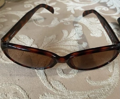 DKNY Sunglasses Tortoise Oval Frame Brown Gradient Lens - Imagem 1 de 4