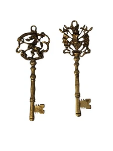 Set 2 decorative gold tone large skeleton keys w/ Valeur dragon & Ivanhoe knight - Picture 1 of 3