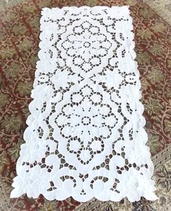 CHEMIN DE TABLE BRODE MAIN RICHELIEU  SUR LIN 37x 7BLANC RECTANGLE EUTERPE*** - Picture 1 of 4
