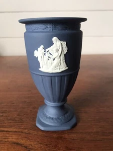 Vintage Wedgwood Jasperware Portland Blue Urn Vase Grecian Theme Made In England - Picture 1 of 8