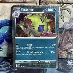 Tyranitar (Paldea Evolved Stamp) 135/193 COSMOS HOLO SWIRL CASI NUEVO - Imagen 1 de 5