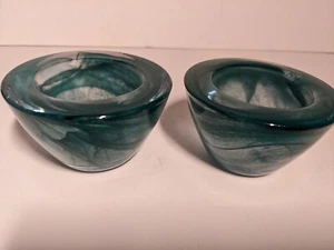 2 Kosta Boda Stil Atoll Aqua Teal Swirl Kunstglas Kerzenhalter Teelichter - Bild 1 von 5