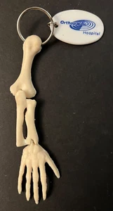 Vintage Skelett Orthopädisch Krankenhaus Skelett Arm & Hand Knochen Schlüsselanhänger Schlüsselring - Bild 1 von 4