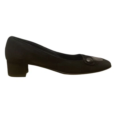 Zapatos de salón Salvatore Ferragamo para mujer de gamuza negra y punta cuadrada de tacón bajo talla 4,5B Foto 1 de 4