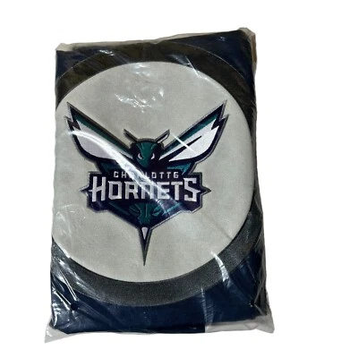 Almohada Pottery Barn Teen NBA Charlotte Hornets parche chenilla azul falso Foto 1 de 3