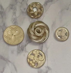 5 Crafting& Sewing Fancy Cream Pierced Plastic Vintage Buttons Lot J-62 - Picture 1 of 7