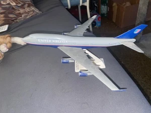 Modelo de escritorio United Airlines Boeing 747-400 escala 1:250 - Imagen 1 de 5