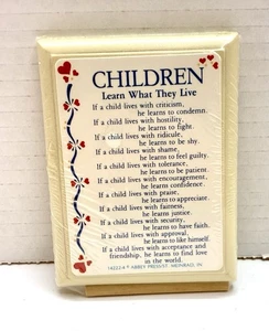 Avery Presse Plakette Kinder lernen, was sie leben 1970er Vintage Junge Mädchen Gedicht versiegelt - Bild 1 von 10