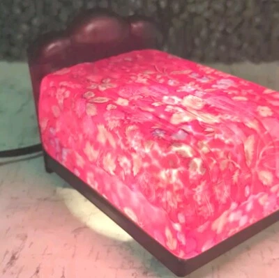 Lámpara de mesa roja en forma de cama luz nocturna blanco manchado esmerilado arte vidrio ¡Adorable! Foto 1 de 4