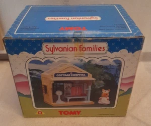 SYLVANIAN FAMILY TOMY OSPEDALE DI CAMPAGNA da BARBAPUFFO MISB VINTAGE - Imagen 1 de 5