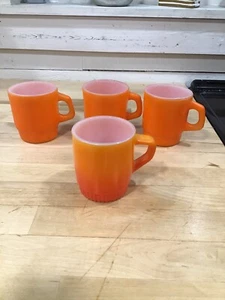 4 Vintage Anchor Hocking Fire King Geschirr rot bis orange stapelbare Kaffeetassen - Bild 1 von 5