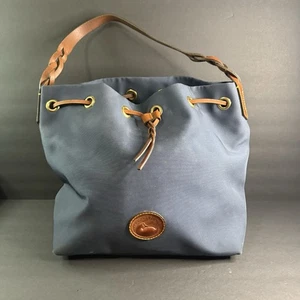 Dooney & Bourke Drawstring Bucket Purple Nylon Shoulder Bag - Bild 1 von 8