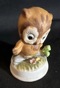 Estatuilla de cerámica vintage 1977 de búho y gusano en un tronco Napco - Imagen 1 de 7