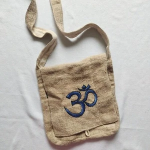Hemp Crossbody Bag w Blue Embroidered Om Symbol Natural Roomy - Foto 1 di 10