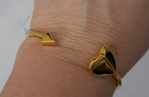 Bracciale flessibile Kate Spade New York Heritage tono oro cuore e freccia nuovo con etichette