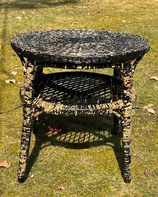 Antigua mesa redonda vintage de mimbre negro soporte para plantas de dos niveles 20" H Foto 1 de 4