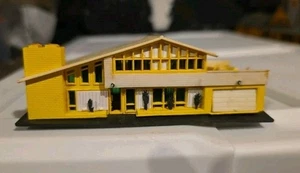 Casa contemporánea Bachmann calibre N totalmente montada cubierta amarilla fogata - Imagen 1 de 12