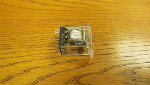 Relé enchufable multipolo Omron pequeña cubierta antipolvo 110 VCA 220 VAC 15A LY1F LY1F-12VDC  - Imagen 1 de 1