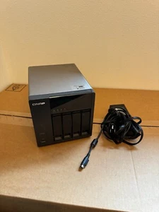 QNAP TS-420✔ NAS✔4x500GB HDs✔ 4-BAY✔ CADDIES ✔ POWER SUPPLY✔ FULLY WORKING✔ - Picture 1 of 8