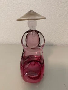 GLASS ART STATUE WOMAN WITH HAT SITTING PINK - Picture 1 of 7
