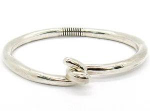 VINTAGE SILVER-PLATED UNISEX UNO DE 50 TWIST KNOT CLASP RIDGED BANGLE BRACELET - Picture 1 of 6