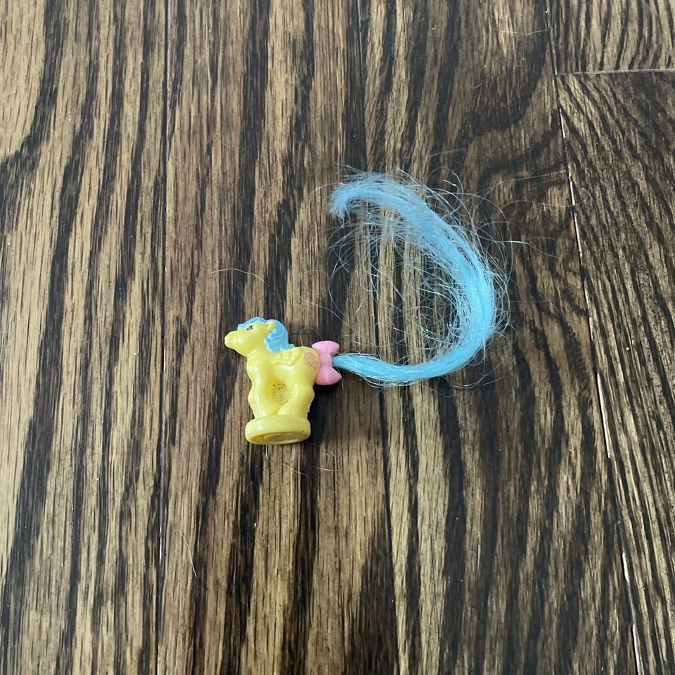 Pony pequeño vintage G1 My Little Pony amarillo con cola azul Foto 1 de 2