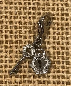 Auténtico Origami Owl Silver Pave Key and Lock Cuelga - NUEVO - ¡Retirado!! - Imagen 1 de 1
