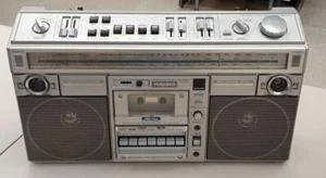 HITACHI TRK-8290 STEREO CASSETTE RECORDER RADIO - Picture 1 of 11