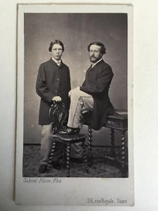 Photo par Gabriel Blaise, Tours, vers 1865. "Les hommes qui tiennent la chaise" - Foto 1 di 7