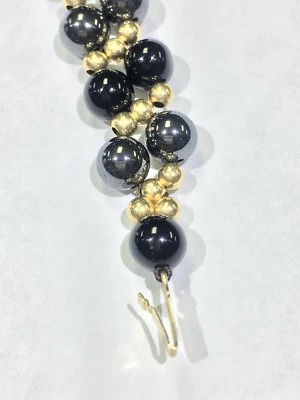 Pulsera de cuentas de hematita, ónix y oro de 14k Foto 1 de 4