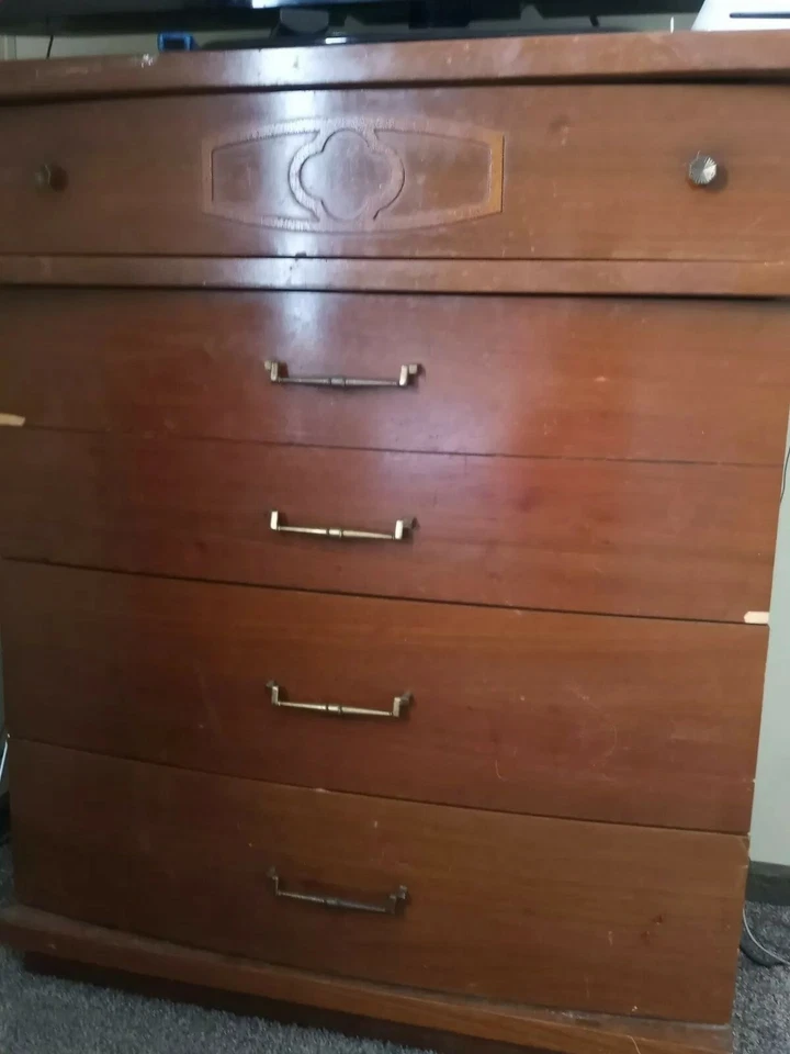 Cómoda Heavy Cherry Foto 1 de 1