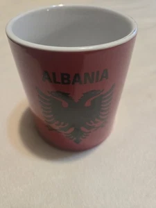 Albanien Tasse Andenken Doppeladler in schwarz auf roter Stele Tirana - Bild 1 von 4