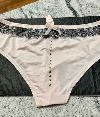 NUEVO CON ETIQUETAS Victoria’s Secret Sexy Little Thing Rosa Satén Esmoquin Bragas Grandes L De Colección Foto 1 de 4